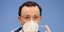 Ο Γερμανός υπουργός Υγείας, Γενς Σπαν, βγάζει τη μάσκα του κατά τη διάρκεια συνέντευξης Τύπου