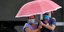 Νοσηλευτές κρατούν ομπρέλα στην Βραζιλία