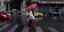 Γυναίκα με ομπρέλα στη βροχερή Αθήνα