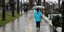 Γυναίκα περπατά με ομπρέλα