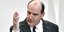 Ο Γάλλος πρωθυπουργός Ζαν Καστέξ με το χέρι προτεταμένο