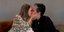 Η Τζόντι Φόστερ φιλά στη σύζυγό της στο στόμα