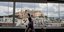 Υπάλληλος καθαρίζει τζάμια στο μουσείο της Ακρόπολης