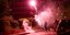 Κουκουλοφόροι πετούν καπνογόνο στη Νέα Σμύρνη
