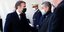Ο πρόεδρος της Γαλλίας Εμανουέλ Μακρόν χαιρετά τον Νικολά Σαρκοζί 