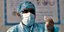 Ιρακινός νοσοκόμος με εμβόλιο του κορωνοϊού