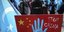 Γυναίκα με πλακάτ κατά της Κίνας για τους Ουιγούρους