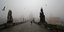 Ομίχλη στη γέφυρα του Καρόλου στην Πράγα, εν μέσω lockdown