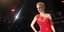 Η Σάρα Χάρντινγκ με κόκκινο φόρεμα απαθανατίζεται από φωτογράφους