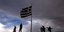 Η σημαία της Ελλάδας με φόντο συννεφιασμένο ουρανό