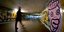 Σκιά άνδρα σε υπόγεια διάβαση του Βερολίνου στη Γερμανία