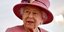 Η βασίλισσα Ελισάβετ με ροζ ταγέρ