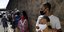 Βραζιλιάνοι περιμένουν στην ουρά να εμβολιαστούν