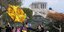 Πολίτες πετούν χαρταετό στο κέντρο της Αθήνας με φόντο την Ακρόπολη