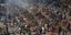 Νεκρικές πυρές θυμάτων της Covid-19 σε αυτοσχέδιο κρεματόριο στο Νέο Δελχί της Ινδίας