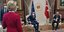 Η πρόεδρος της Κομισιόν, Ούρσουλα φον ντερ Λάιεν, όρθια, απέναντι στους καθιστούς Ρετζέπ Ερντογάν και Σαρλ Μισέλ