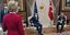 Η πρόεδρος της Κομσιόν, Φον ντερ Λάιεν όρθια απέναντι στους καθιστούς Ρετζέπ Ερντογάν και Σαρλ Μισέλ 