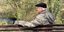 Ο ηθοποιός Άντονι Χόπκινς καθισμένος σε παγκάκι και φορώντας την τραγιάσκα του