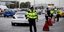 Αστυνομικός σε έλεγχο αυτοκινήτων στην εθνική οδό