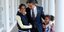 Ο Μπαράκ Ομπάμα με τις κόρες του Σάσα και Μαλία, σε μικρότερη ηλικία, στο Λευκό Οίκο