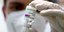 Νοσοκόμος κρατά φιαλίδιο με το εμβόλιο έναντι του κορωνοϊού 