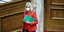 Η πρόεδρος του ΚΙΝΑΛ, Φώφη Γεννηματά με πορτοκαλί σακάκι και πράσινο φάκελο