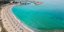 Καινούργιες ομπρέλες και φρέσκια άμμο στην παραλία της Γλυφάδας