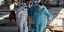 Ινδία: Υγειονομικοί υπάλληλοι μεταφέρουν σωρό θύματος από την πανδημία