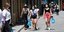 κοπέλες φορώντας μάσκα κάνουν βόλτα στην Αθήνα