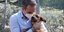 Ο Κυριάκος Μητσοτάκης κρατά αγκαλιά τον Πίνατ, τον σκύλο που υιοθέτησε