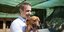 Ο Κυριάκος Μητσοτάκης πήρε αγκαλιά ένα σκύλο στο καταφύγιο στην Ηλιούπολη
