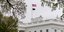 Η αμερικανική σημαία κυματίζει στον Λευκό Οίκο