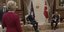 Η πρόεδρος της Κομσιόν, Φον ντερ Λάιεν όρθια απέναντι στους καθιστούς Ρετζέπ Ερντογάν και Σαρλ Μισέλ / Φωτογραφία: YouTube 