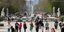 κόσμος περπατά στο Παρίσι με μάσκες εν μέσω πανδημίας