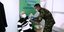 Στρατιώτης κάνει εμβόλιο σε ηλικιωμένη
