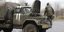 στρατιώτης σε στρατιωτικό όχημα στην Ουκρανία
