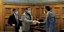 Ο Τσίπρας χαιρετά μέλος του ΔΣ της Ενωσης Δικαστών