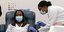 Γιατρός κάνει εμβόλιο κορονοϊού άσπρη μπλούζα