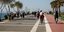 Πολίτες περπατούν και κάνουν ποδήλατο σε παραλιακό πεζόδρομο