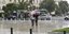 Γυναίκες περπατούν στη βροχή στην Θεσσαλονίκη