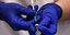 εμβόλιο στα χέρια νοσηλεύτριας με μπλε γάντια