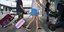 τουρίστες σε αερδρόμιο στην Αθήνα με καρότσι