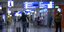 γυναίκα με βαλίτσα κι άλλοι επιβάτες σε αεροδρόμιο Ελευθέριος Βενιζέλος