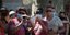 τουρίστες με κινητά, καπέλα και μάσκες στην Ισπανία το καλοκαίρι