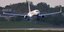 αεροπλάνο Ryanair προσγειώνεται σε αερολιμένα
