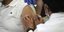 νοησλευτής κάνει εμβόλιο για κορωονϊό σε μπράτσο γυναίκας