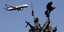 αεροπλάνο Ryanair πετάει πάνω από άγαλμα
