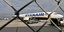 Αεροσκάφος της Ryanair σε αεροδιάδρομο με το πλάνο μέσα από συρματόπλεγμα  