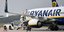Αεροσκάφος της Ryanair σε αεροδιάδρομο με την σκάλα στο πλάι