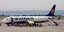 Επιβάτες αποβιβάζονται από αεροσκάφος της Ryanair